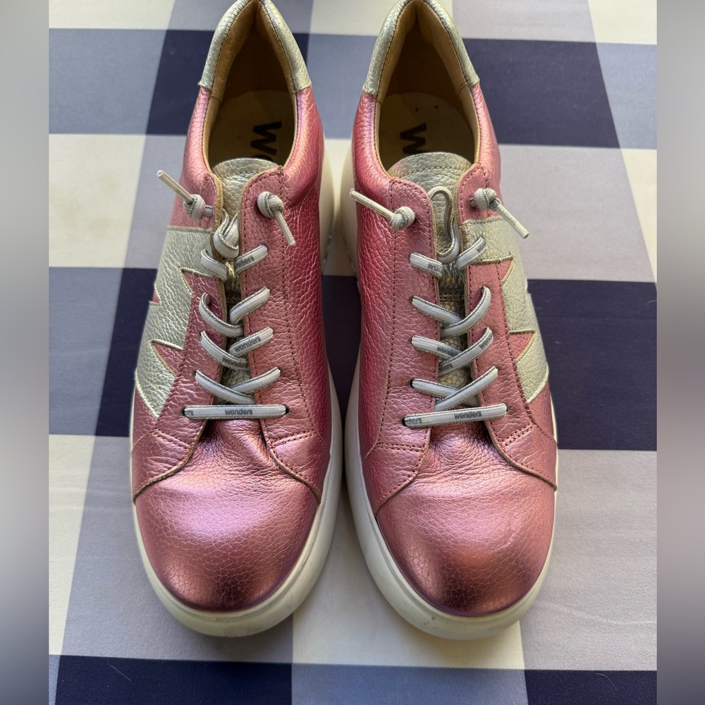 Women’s Wonder pink metallic platform sneakers